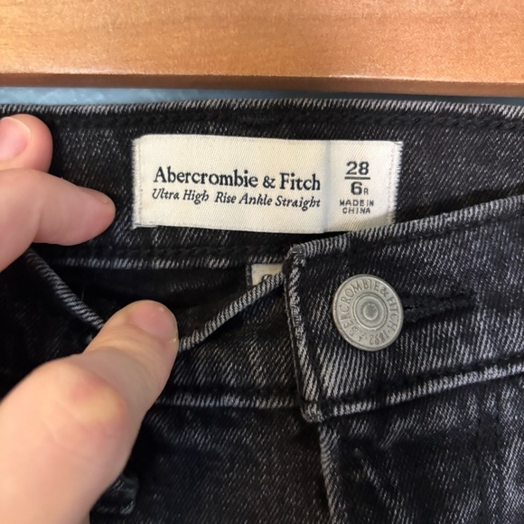 Abercrombie & Fitch W's Ultra High Rise Ankle Straight Jean Distressed Black 28 - Picture 3 of 9